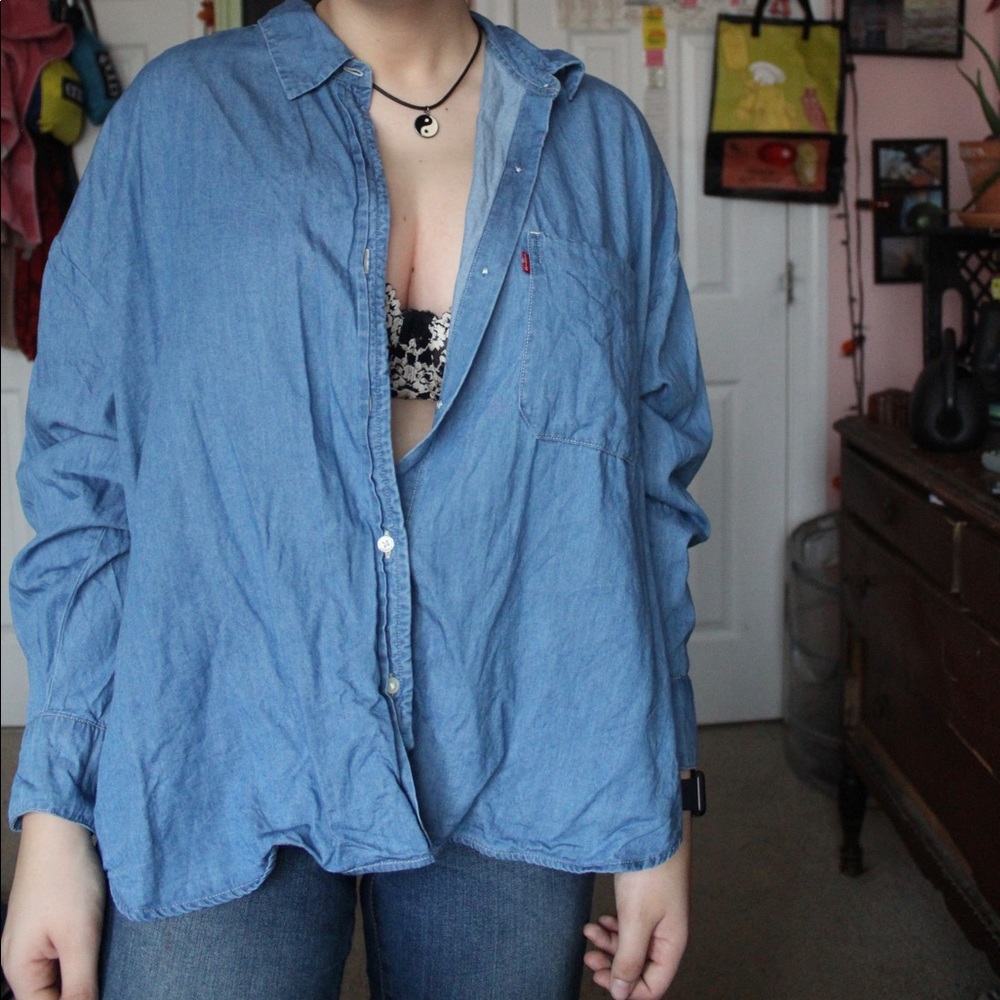 🥝🥝Light blue Levi button up shirt